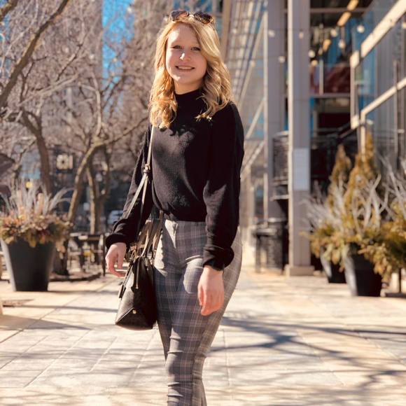 Profile Picture of Liz Armock (@lizzyarmock) on Poshmark