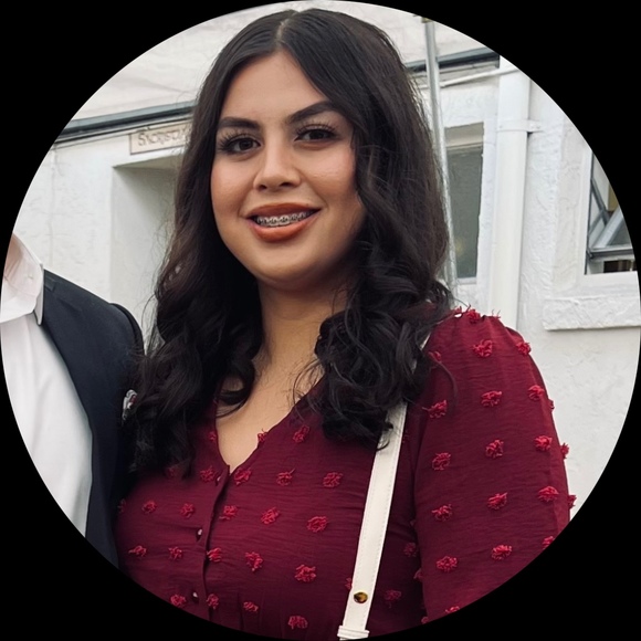 Profile Picture of Kiara Farlinger (@kiarafarlinger) on Poshmark