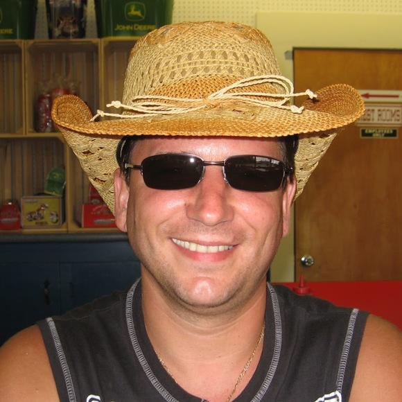 Profile Picture of Andrew Mayer (@mayer2757) on Poshmark