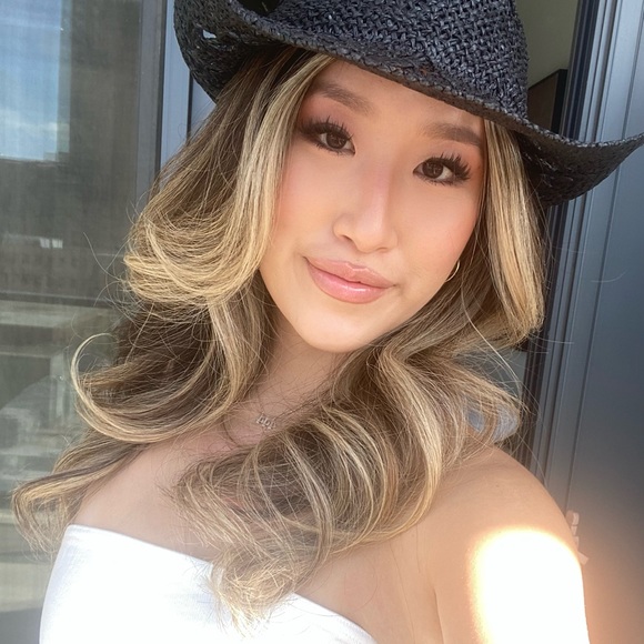Profile Picture of Sewon Hwang (@sese0206) on Poshmark