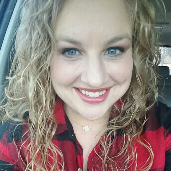 Profile Picture of Deanna Lafranca (@deann179) on Poshmark