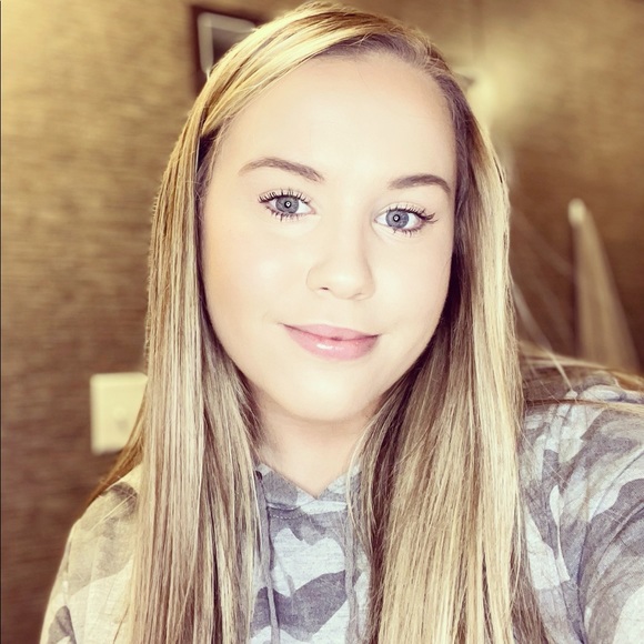 Profile Picture of Jayna Beecher (@jaynabeecher) on Poshmark