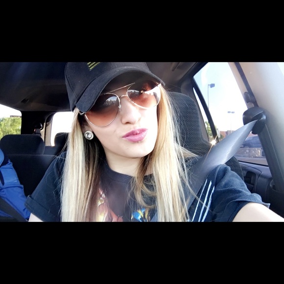 Profile Picture of Julie Dominguez (@juhliee_12) on Poshmark