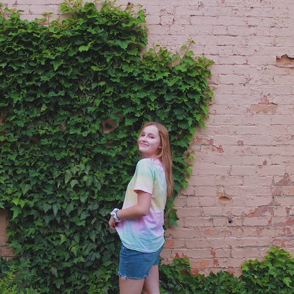 Profile Picture of Julie Hanzel (@juliehanzel) on Poshmark