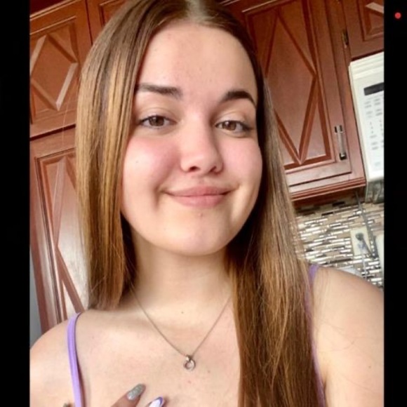 Profile Picture of Taïna Veilleux (@tainaveilleux08) on Poshmark