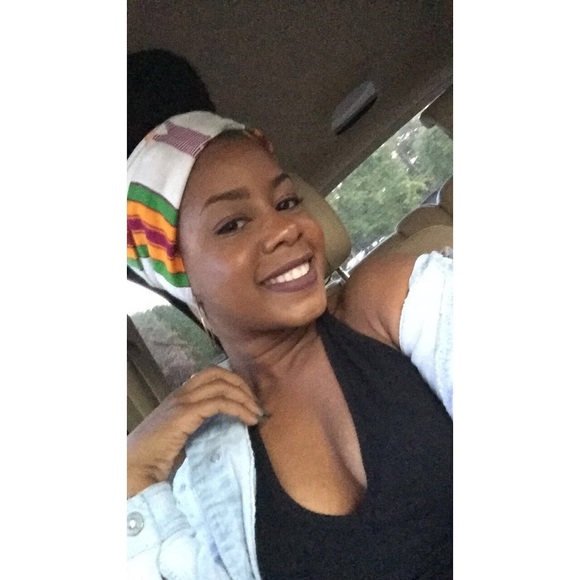 Profile Picture of Kaela Williams (@kaelabreannaa) on Poshmark