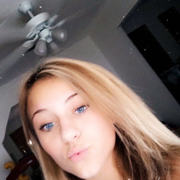 Profile Picture of Jazmyne Bourgoine (@j_bourgoine) on Poshmark