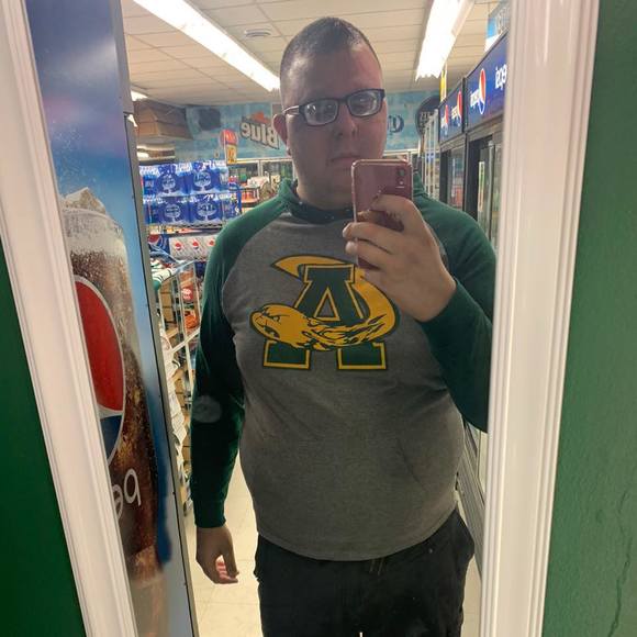 Profile Picture of Ryan Hudacek (@ryanfuzz) on Poshmark