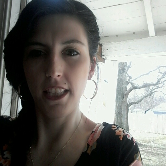 Profile Picture of Amanda Settles (@amanda7212) on Poshmark