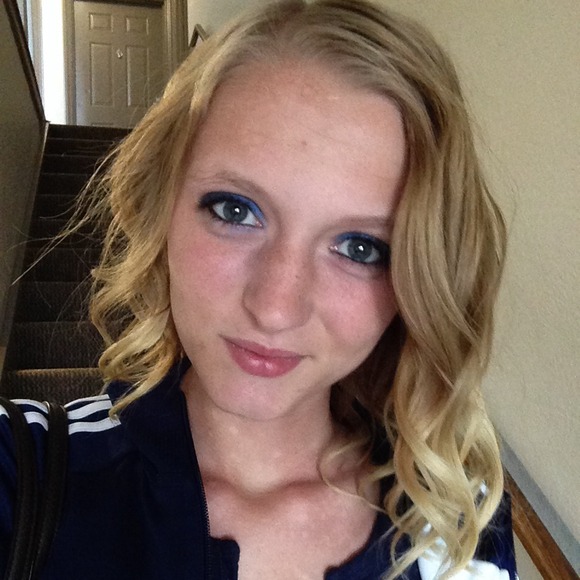 Profile Picture of Cassandra Gibson (@cassierose815) on Poshmark