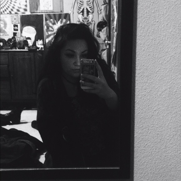 Profile Picture of Atzimba Aguilar (@atzimbaaa) on Poshmark