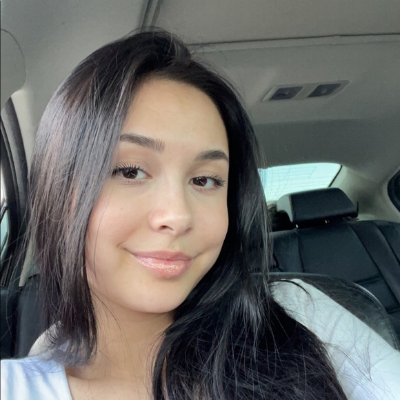 Profile Picture of Brianne Golez (@brianne_s21) on Poshmark