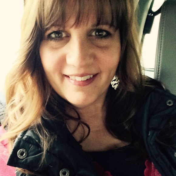 Profile Picture of Michele Alberda (@berdagirl) on Poshmark