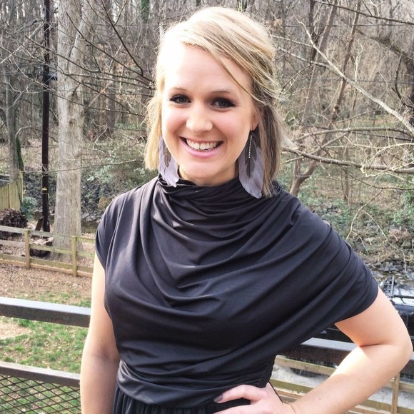 Profile Picture of Amanda Fowler (@amandajane3252) on Poshmark