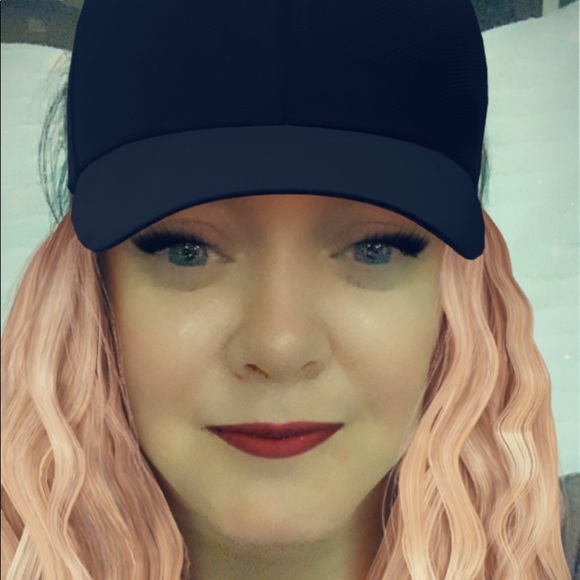 Profile Picture of Loucinda Graulich (@louboo83) on Poshmark