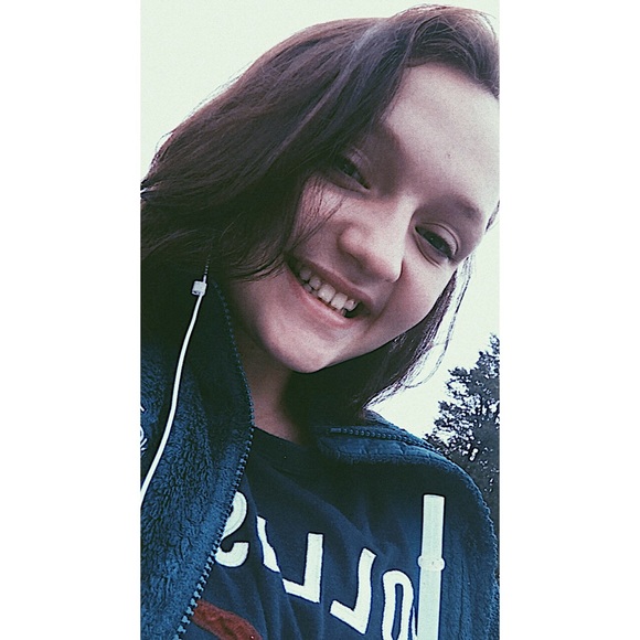 Profile Picture of Coral Alley (@coralllll) on Poshmark