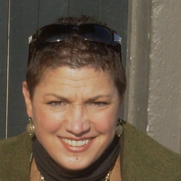 Profile Picture of Lisa Barrett (@lisabarrett819) on Poshmark