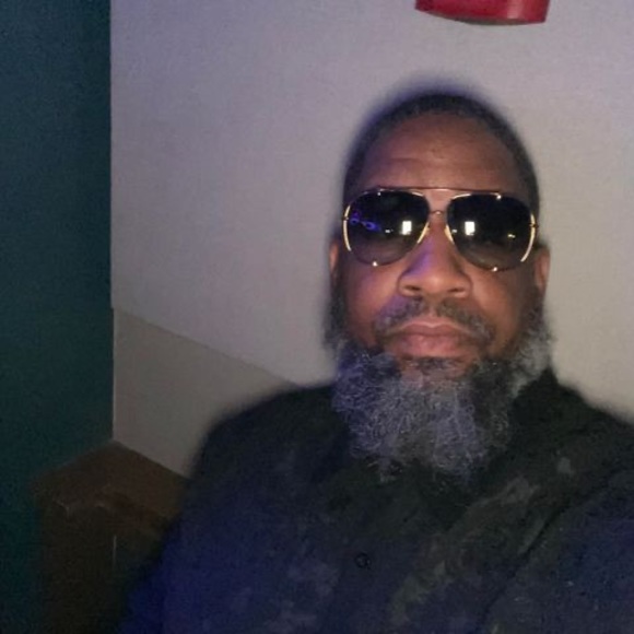 Profile Picture of Alfonzo Pinder (@alfonzo_pinder) on Poshmark