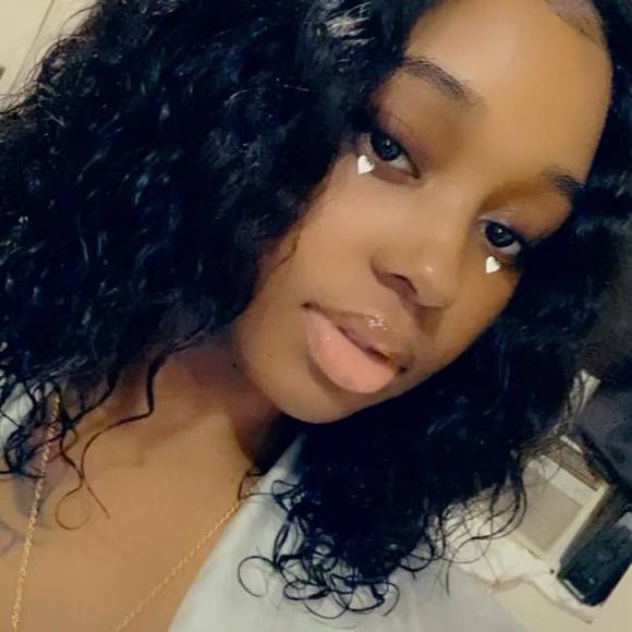 Profile Picture of Tori Stephens (@tori_stephens) on Poshmark