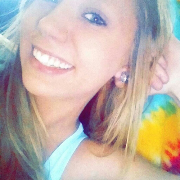 Profile Picture of Tori England (@torbortle) on Poshmark