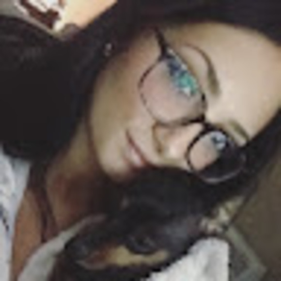 Profile Picture of Melyna Bakalos (@mlynbk) on Poshmark