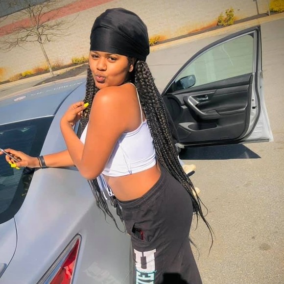 Profile Picture of Larissa Fernandes (@larissaferna397) on Poshmark