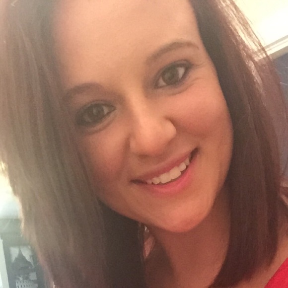 Profile Picture of Emily Aureli (@aureli92) on Poshmark