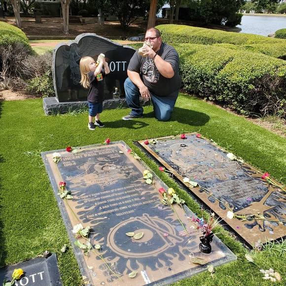 Profile Picture of Julian Ramon (@julianramon) on Poshmark