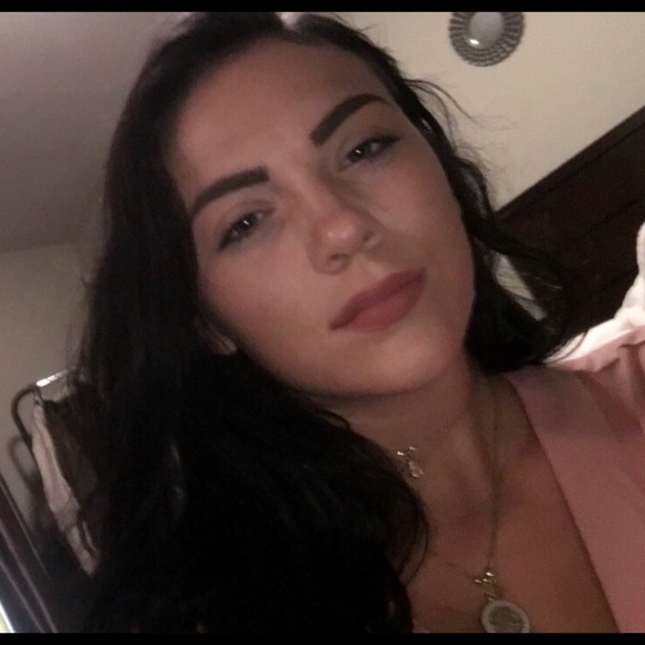 Profile Picture of Kaylyn Schieferstein (@kaylynschif) on Poshmark