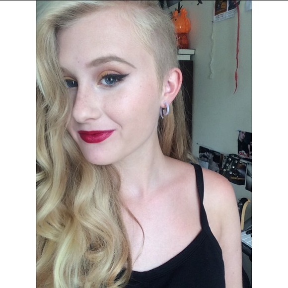 Profile Picture of Chloe Walters (@alltimechloe) on Poshmark