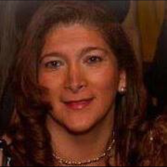 Profile Picture of Shirley Lara (@shirlara) on Poshmark