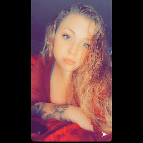 Profile Picture of Alexa Fitzgerald (@alexarenee08) on Poshmark