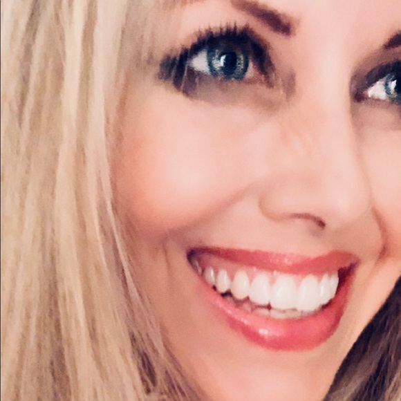 Profile Picture of Abbey Keusch (@abbsfab) on Poshmark