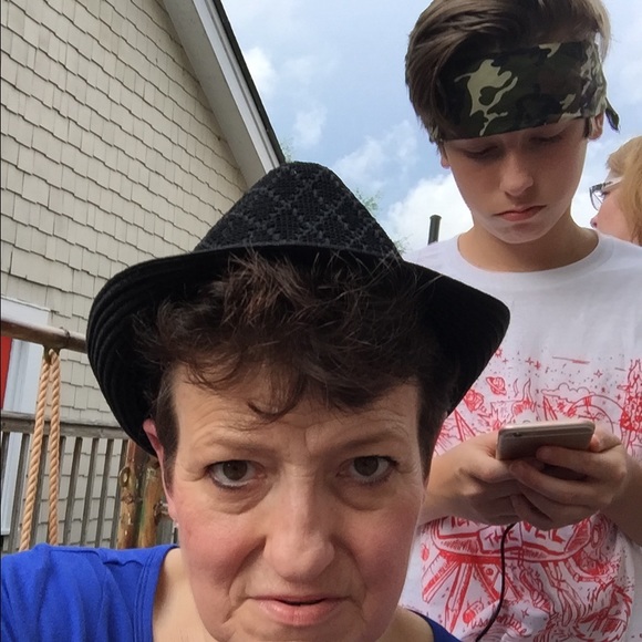 Profile Picture of Angela Barry (@2koolmom) on Poshmark