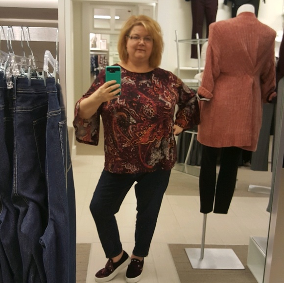 Profile Picture of Lori Dumlao (@loriann90) on Poshmark