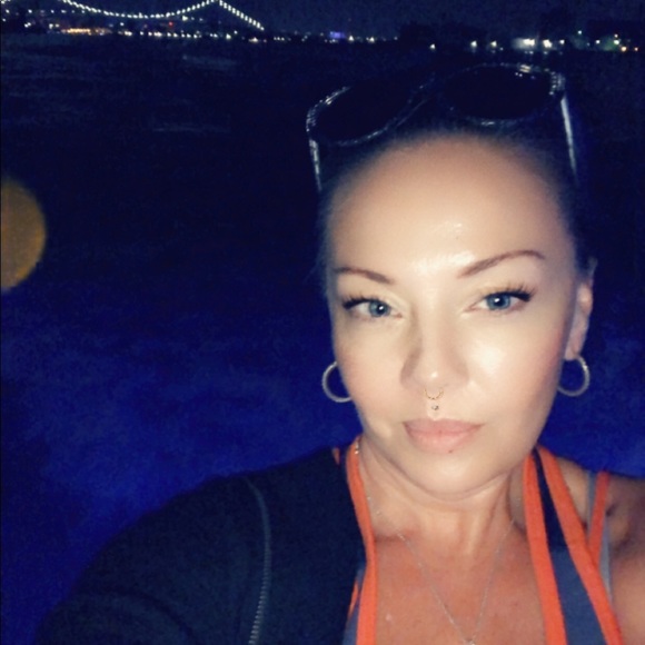 Profile Picture of Sylvia Aytes (@syleesi) on Poshmark