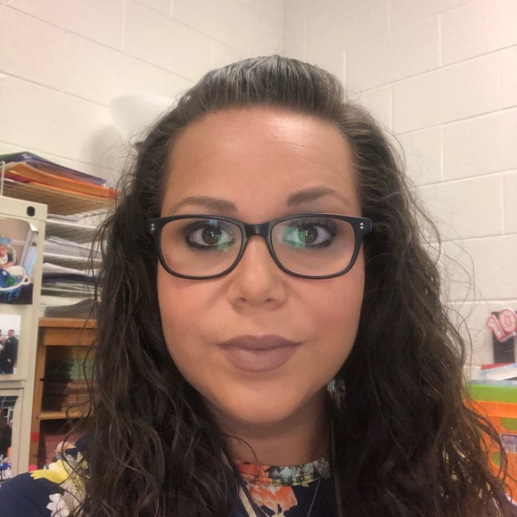 Profile Picture of Danielle Gilroy (@dmmgilroy) on Poshmark