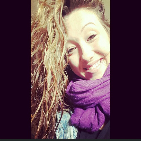 Profile Picture of Kelly Elliott (@kellyalexis24) on Poshmark
