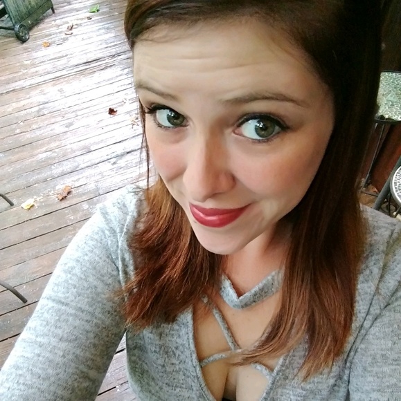 Profile Picture of Jessica Wilkinson (@jessmarieislove) on Poshmark