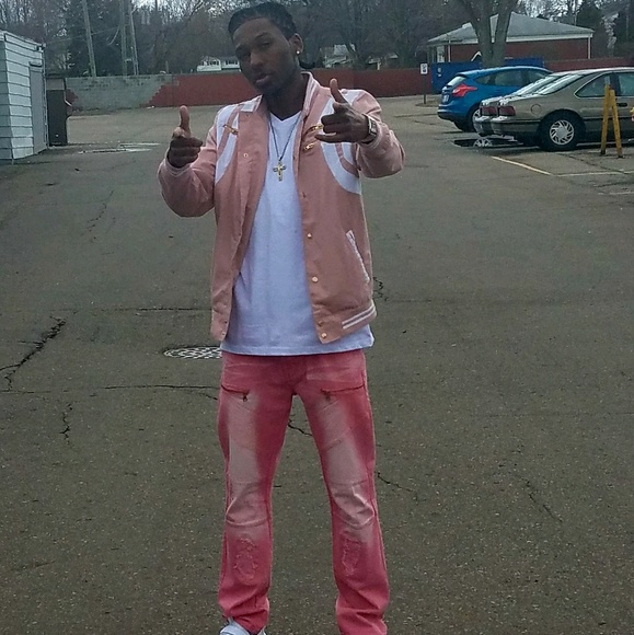 Profile Picture of Linnon Stylz (@linnonstylz) on Poshmark