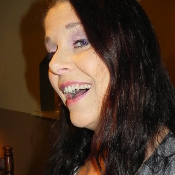 Profile Picture of Debra Bradley (@secondhndsis04) on Poshmark