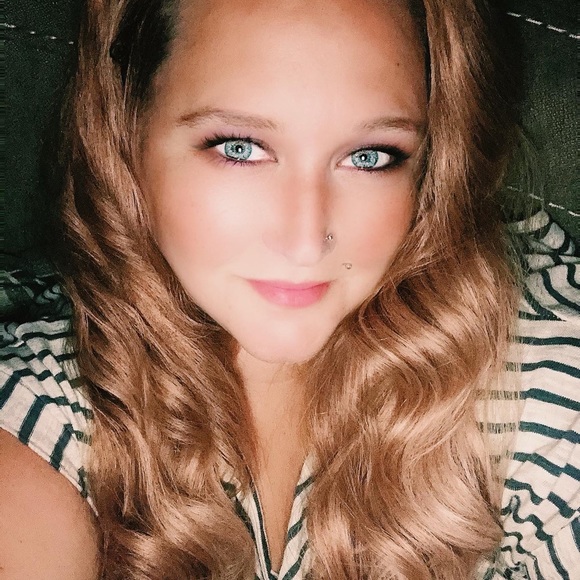 Profile Picture of Tiffany Frodge (@tiffany_frodge) on Poshmark