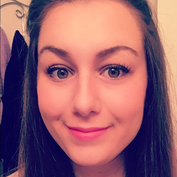 Profile Picture of Lindsi Neuroth (@lindsi_neuroth) on Poshmark