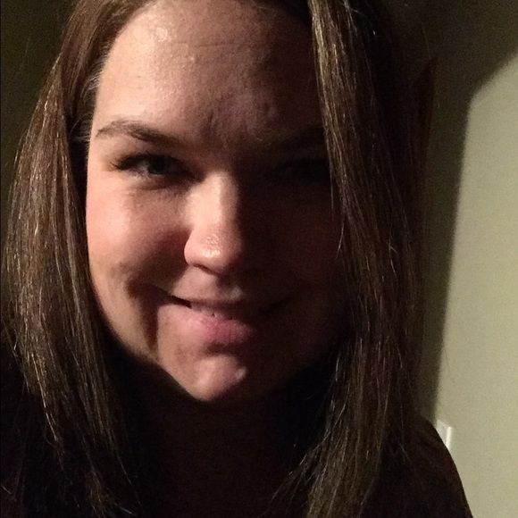 Profile Picture of Erin Baldes (@ebaldes) on Poshmark