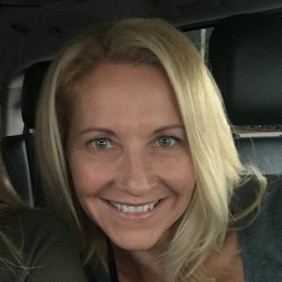 Profile Picture of Andrea Winarski (@andreawinarski) on Poshmark