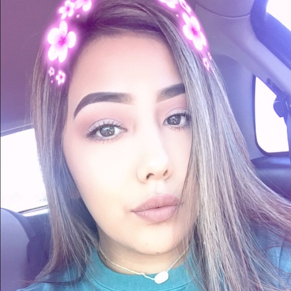Profile Picture of Aimee Flores (@aimeeflores) on Poshmark