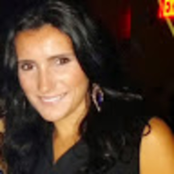 Laura Codrescu - Poshmark Profile Picture of Laura Codrescu (@lauracodrescu1) on Poshmark