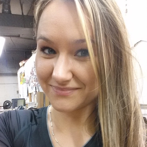 Profile Picture of Victoria Pizzolo (@pizzolo1990) on Poshmark