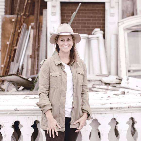 Profile Picture of Ashley Schoenith (@leckey44) on Poshmark