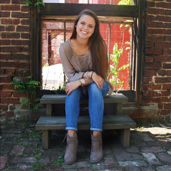 Profile Picture of Carlee Redko (@carleerredko) on Poshmark